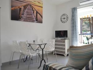 - un salon avec une table et des chaises dans l'établissement Appartement Sainte-Maxime, 2 pièces, 4 personnes - FR-1-226-304, à Sainte-Maxime