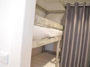- deux lits superposés dans une chambre dans l'établissement Appartement Sainte-Maxime, 2 pièces, 4 personnes - FR-1-226-304, à Sainte-Maxime