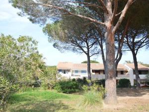 une maison avec des arbres devant elle dans l'établissement Appartement Sainte-Maxime, 2 pièces, 4 personnes - FR-1-226-304, à Sainte-Maxime