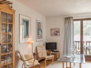 ル・モネティエ・レ・バンにあるAppartement Le Monêtier-les-Bains, 5 pièces, 8 personnes - FR-1-330F-12のリビングルーム(ガラスのテーブル、椅子付)