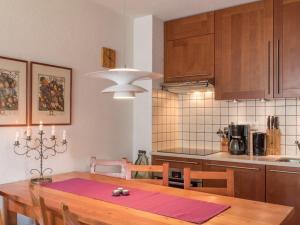 ル・モネティエ・レ・バンにあるAppartement Le Monêtier-les-Bains, 5 pièces, 8 personnes - FR-1-330F-12のキッチン(木製テーブル付)、ダイニングルーム