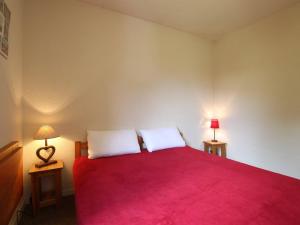 Le PoëtにあるAppartement Vallouise-La Casse, 2 pièces, 5 personnes - FR-1-330G-84のベッドルーム1室(赤い大型ベッド1台、ランプ2つ付)