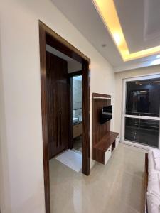 Μια τηλεόραση ή/και κέντρο ψυχαγωγίας στο Lime Tree Two BHK Service Apartment Golf Course Road Gurgaon