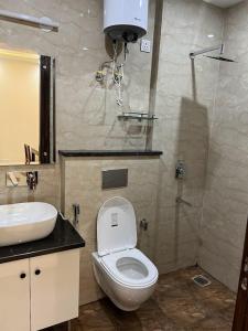 Et bad på Lime Tree Two BHK Service Apartment Golf Course Road Gurgaon