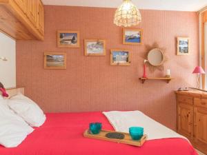 Un dormitorio con una cama y una bandeja. en Appartement Puy-Saint-Vincent, 2 pièces, 6 personnes - FR-1-330G-53 en Puy-Saint-Vincent