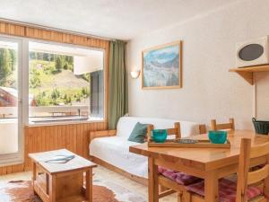 ピュイ・サン・ヴァンサンにあるAppartement Puy-Saint-Vincent, 2 pièces, 6 personnes - FR-1-330G-53のリビングルーム(ベッド1台、テーブル付)