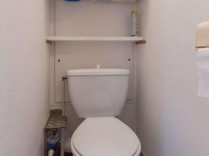 a bathroom with a white toilet in a room at Appartement Briançon, 1 pièce, 4 personnes - FR-1-330C-18 in Briançon