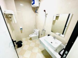 A bathroom at Khách Sạn Cao Sơn Cẩm Phả
