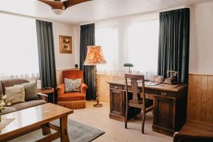 a living room with a desk and a chair at Altes Häusle am Waschbach-Weinberg in Edenkoben