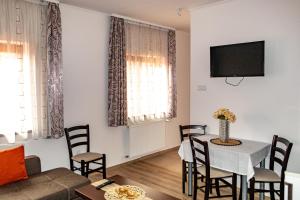 TV a/nebo společenská místnost v ubytování Casa Tofi Vendégház