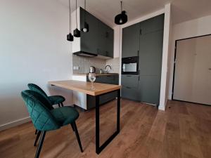 Kuchyňa alebo kuchynka v ubytovaní Chillout Airport Apartment KL33 - air condition & free parking