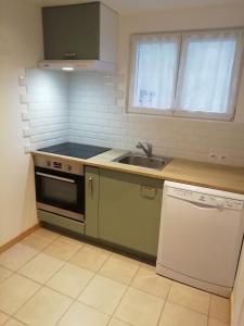 Kuchyňa alebo kuchynka v ubytovaní Jolie maison à 200 m des plages du débarquement