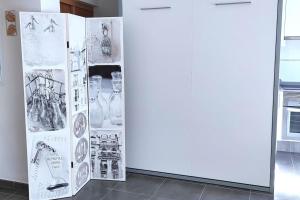 um frigorífico com desenhos e fotografias em Precioso apartamento en el Faro de Cullera em Faro de Cullera