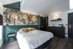 ein Schlafzimmer mit einem großen Bett und einem Waschbecken in der Unterkunft Secret Walls in Brüssel