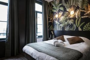 - une chambre avec un lit et un papier peint floral dans l'établissement Secret Walls, à Bruxelles