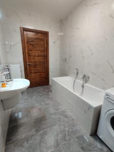 een badkamer met een wastafel, een bad en een toilet bij Sahariana Sand in Marsaskala