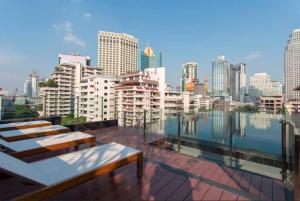 Elle comprend un balcon offrant une vue sur les toits de la ville. dans l'établissement Circle Rein Sukhumvit 12 #1BR#Pool&Gym#Near Terminal 21#Max4, à Bangkok