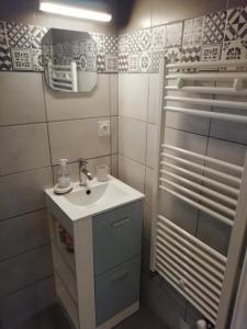 Kúpeľňa v ubytovaní Jolie maison à 200 m des plages du débarquement