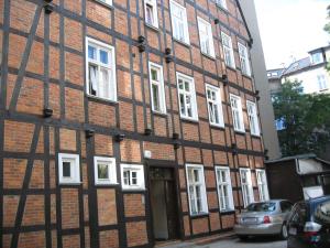 un edificio de ladrillo con ventanas blancas en una calle en Czesława, en Poznan