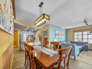Un comedor y una sala de estar con mesa y sillas. en PP403 Passage Point condo, en Copper Mountain