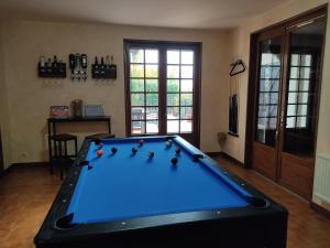 a pool table in the middle of a room with at Chez Sam in Villebois