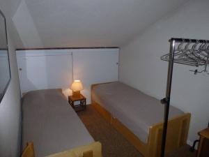 Uma cama ou camas num quarto em Appartement Isola 2000, 3 pièces, 6 personnes - FR-1-292-80