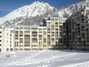 イゾラ 2000にあるAppartement Isola 2000, 2 pièces, 4 personnes - FR-1-292-64の雪山の大きな建物