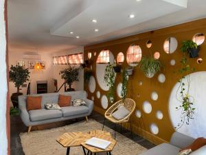 - un salon avec un canapé et une table dans l'établissement Hôtel le Grillon, à LʼÎle-Rousse