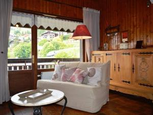 ein Wohnzimmer mit einem weißen Sofa und einem Tisch in der Unterkunft Appartement Le Grand-Bornand, 2 pièces, 5 personnes - FR-1-241-167 in Le Grand-Bornand