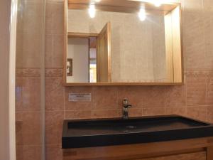 uma casa de banho com um lavatório e um espelho em Appartement Méribel, 3 pièces, 6 personnes - FR-1-180-346 em Méribel