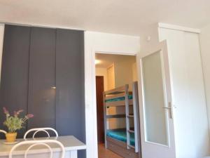 Postel nebo postele na pokoji v ubytování Sainte-Maxime : Studio cabine avec piscine, parking, climatisation et terrasse - FR-1-226-294 + 8 fotografií