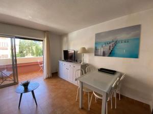 un soggiorno con tavolo e TV di Appartement Sainte-Maxime, 1 pièce, 4 personnes - FR-1-226-294 a Sainte-Maxime