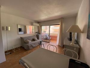 Posezení v ubytování Sainte-Maxime : Studio cabine avec piscine, parking, climatisation et terrasse - FR-1-226-294
