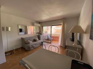 un soggiorno con divano e tavolo di Appartement Sainte-Maxime, 1 pièce, 4 personnes - FR-1-226-294 a Sainte-Maxime