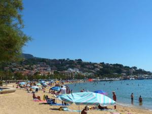 een strand met veel mensen in het water bij Studio Le Lavandou, 1 pièce, 2 personnes - FR-1-308-73 in Le Lavandou