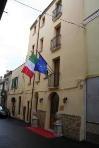 zwei Flaggen auf der Seite eines Gebäudes in der Unterkunft Locanda Dei Baroni in Vasto