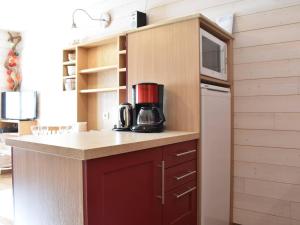 メリベルにあるStudio Chalet pour 4 à Méribel - Proximité Pistes et Commerces - FR-1-180-343のカウンターにコーヒーメーカーが置かれたキッチン +9枚の写真
