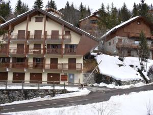 メリベルにあるStudio Chalet pour 4 à Méribel - Proximité Pistes et Commerces - FR-1-180-343の大きなアパートメントビル