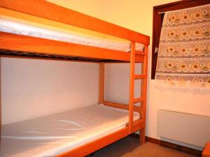 a couple of bunk beds in a room at Appartement Le Grand-Bornand, 1 pièce, 4 personnes - FR-1-241-170 in Le Grand-Bornand