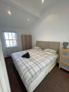 1 dormitorio con 1 cama con sombrero en 4 Laurel Court, en Ulverston