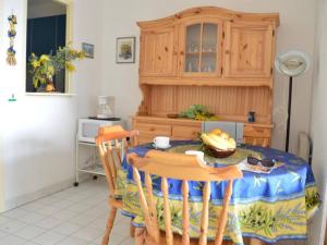 una cocina con una mesa con un bol de fruta. en Appartement Fréjus, 1 pièce, 4 personnes - FR-1-226A-293, en Fréjus