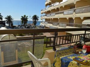 balcón con mesa y vistas al océano en Appartement Fréjus, 1 pièce, 4 personnes - FR-1-226A-293, en Fréjus