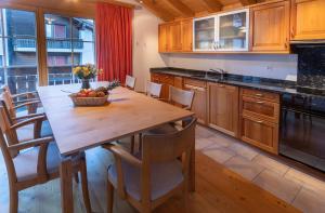 Kuchyň nebo kuchyňský kout v ubytování Haus Malva by Zermatt Premium Apartments