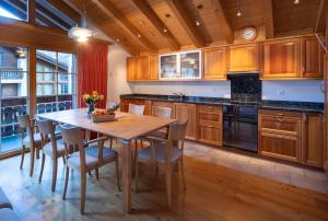 Kuchyň nebo kuchyňský kout v ubytování Haus Malva by Zermatt Premium Apartments