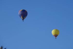due mongolfiere che volano in cielo di Le Logis Des Grenouilles B&B a Morieux