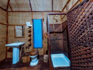 y baño con lavabo, aseo y ducha. en Pemba Eco Lodge, en Kengeja