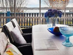 un tavolo con una ciotola blu e un vaso di fiori di 4 person holiday home in SÖDERKÖPING a Söderköping