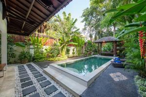 basen w ogrodzie z altaną w obiekcie Villa Lunacasa, Modern Comfort in Balinese Style, 500m to beach w mieście Seminyak