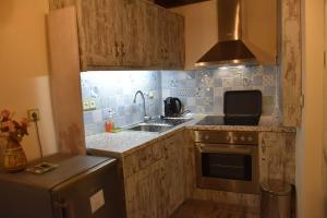 Kuchyň nebo kuchyňský kout v ubytování Odos Oneiron Boutique Hotel
