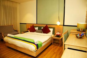 1 dormitorio con 1 cama grande y 1 silla en AMARA HOTEL en Nueva Delhi